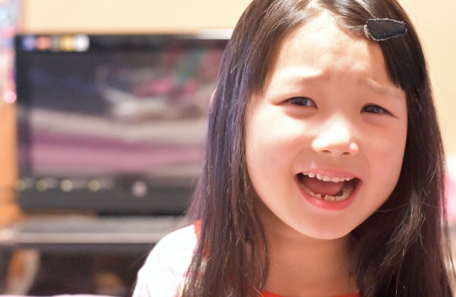 子どもの歯が黄ばむ原因と対処法