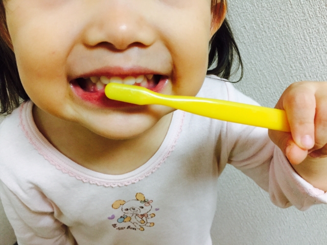 歯磨きは何歳から始めるもの？